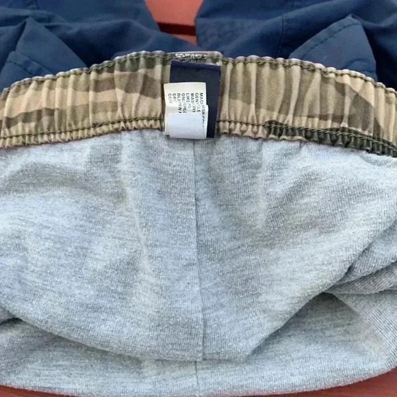 Gap, fully lined cargo style  rain pants with zippers at the cuffs - Picture 7 of 9